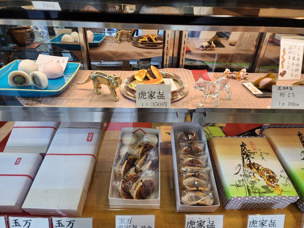 9.玉英堂 ショーケース