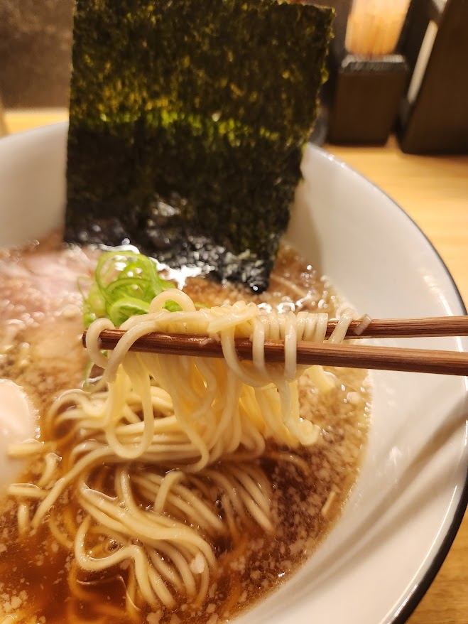 48.TONBOX_味玉醤油ラーメン麺.jpg