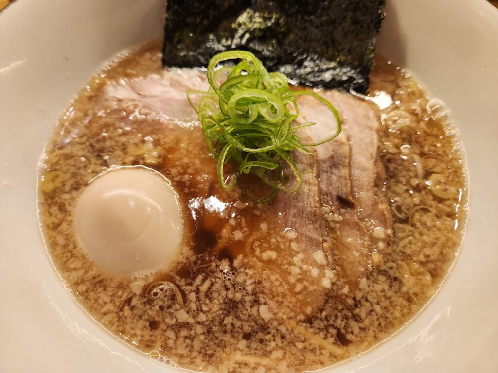 48.TONBOX_味玉醤油ラーメン寄り.jpg