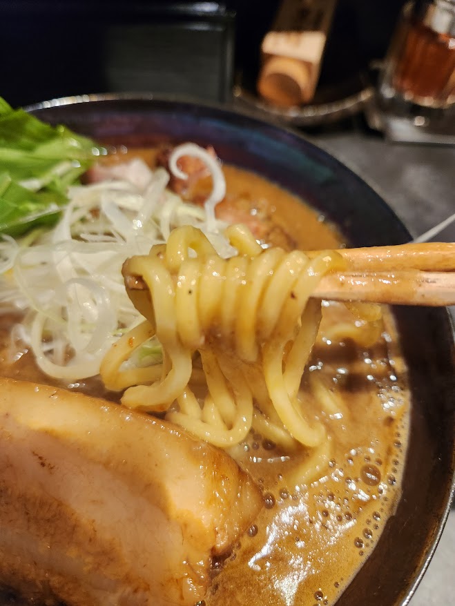 52.MISO800_味玉酸辛味噌らーめん麺.jpg