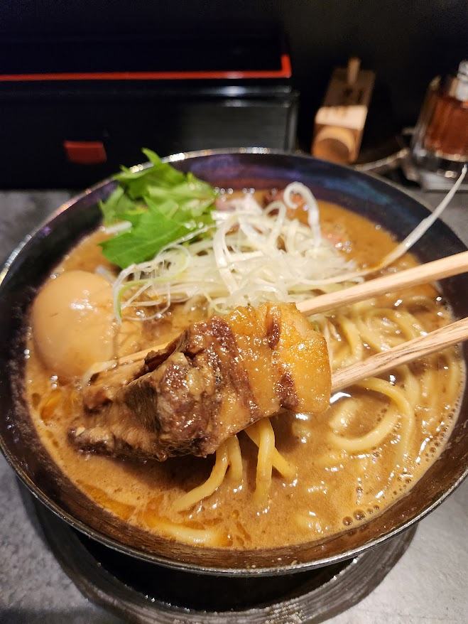 52.MISO800_味玉酸辛味噌らーめんチャーシュー.jpg