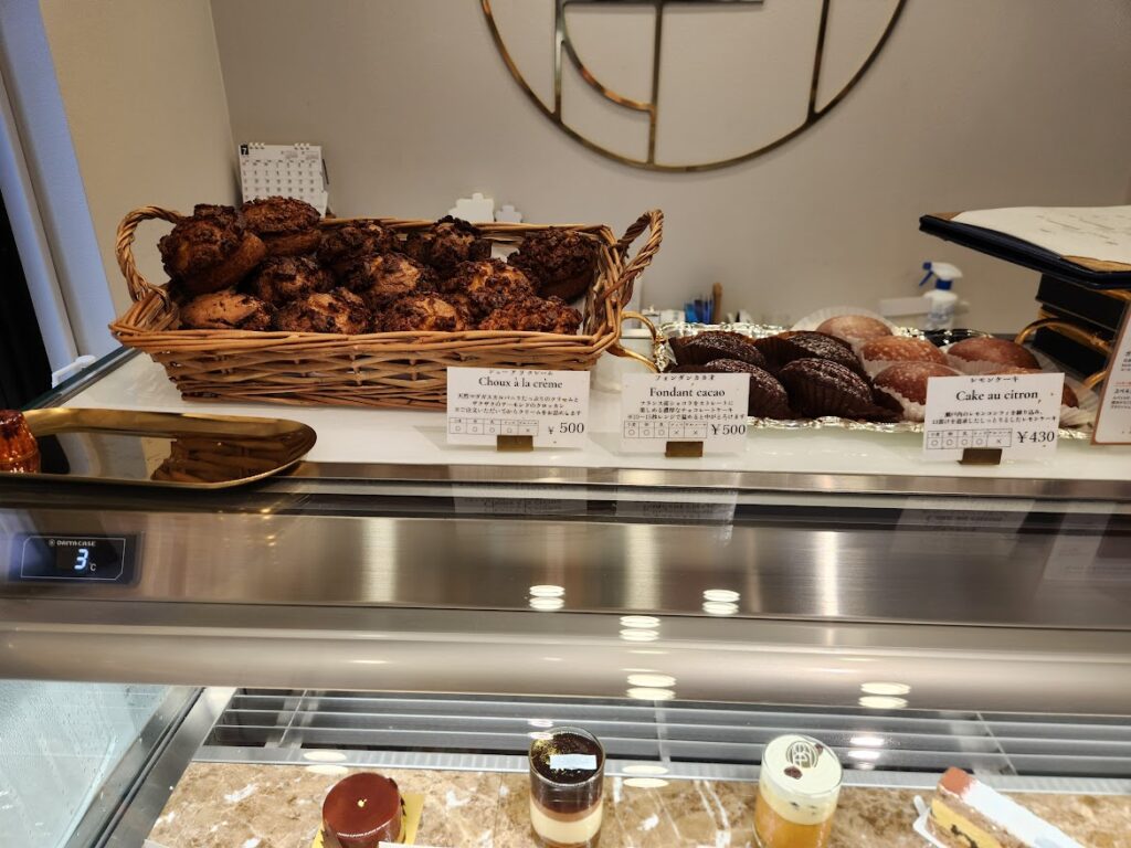 20.Patisserie ondine_シュークリームショーケースショーケース.jpg