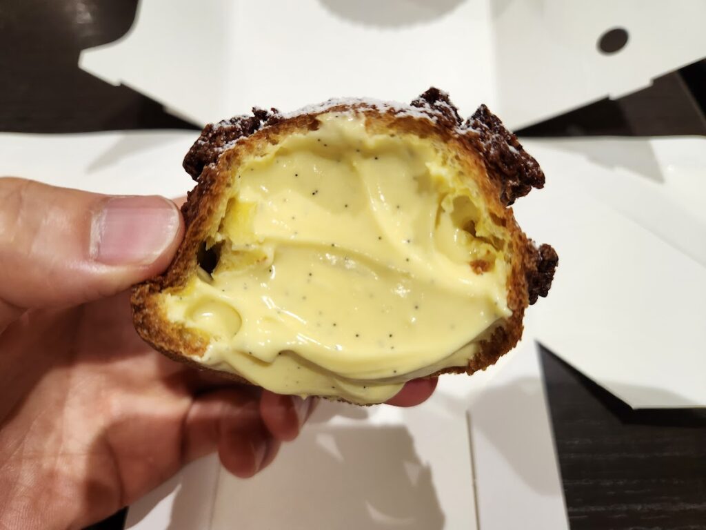 20.Patisserie ondine_シュークリーム断面.jpg