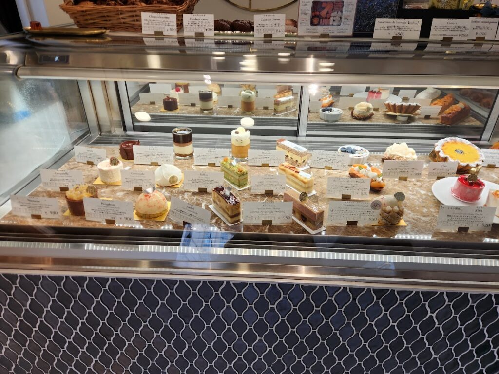 20.Patisserie ondine_ケーキショーケース.jpg